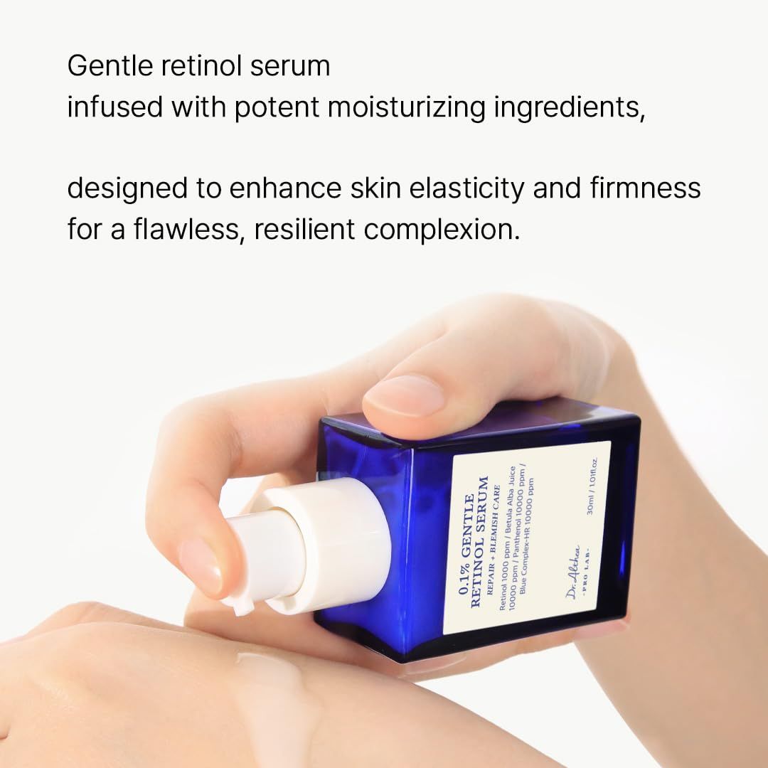 Hand hält blaues Serumfläschchen. Text: Gentle Retinol Serum, für Elastizität und Festigkeit.