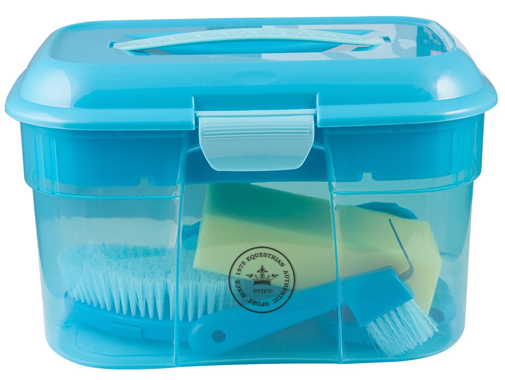 Geschlossene blaue Putzkiste mit Inhalt. Enthält Bürsten, Schwamm und Kamm. Auf der Box ist ein Logo zu sehen.