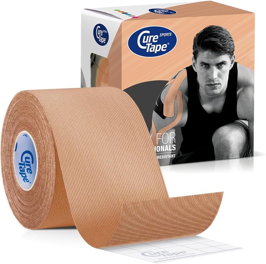 Beige Kinesiologie-Tape-Rolle mit Verpackung. Aufdruck: CureTape Sports. Abgebildet: Mann mit Tape am Arm. Text: For Professionals, Water Resistant.