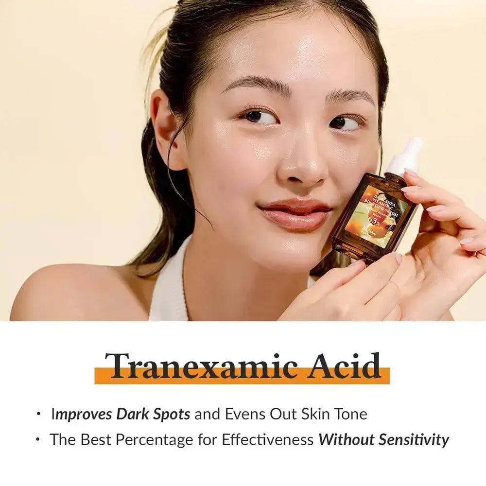 Frau hält Serumflasche und Pipette. Text: Tranexamsäure. Verbessert dunkle Flecken und gleicht den Hautton aus.