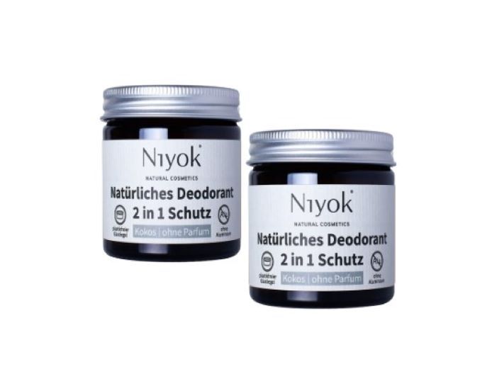 Zwei Gläser Niyok 2-in-1 Deocreme, Naturkosmetik, vegan. Schwarze Gläser mit silbernen Deckeln und weißen Etiketten. Auf den Etiketten steht "Niyok", "Natürliches Deodorant", "2 in 1 Schutz" und "Kokos ohne Parfum".