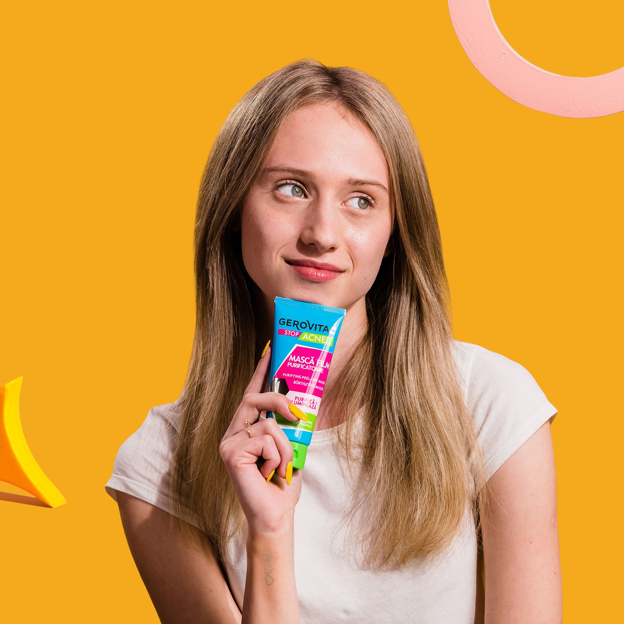 Frau hält eine blau-grüne Tube. Text: Gerovital Stop Acnee, Mască Film Purificatoare, Purifying Peel-off Maske.