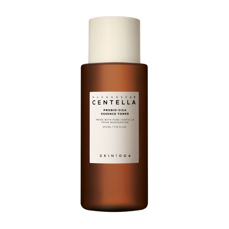 Braune Flasche mit weißem Deckel. Etikett mit Text: MADAGASCAR CENTELLA, PROBIO-CICA Essence Toner, SKIN1004.