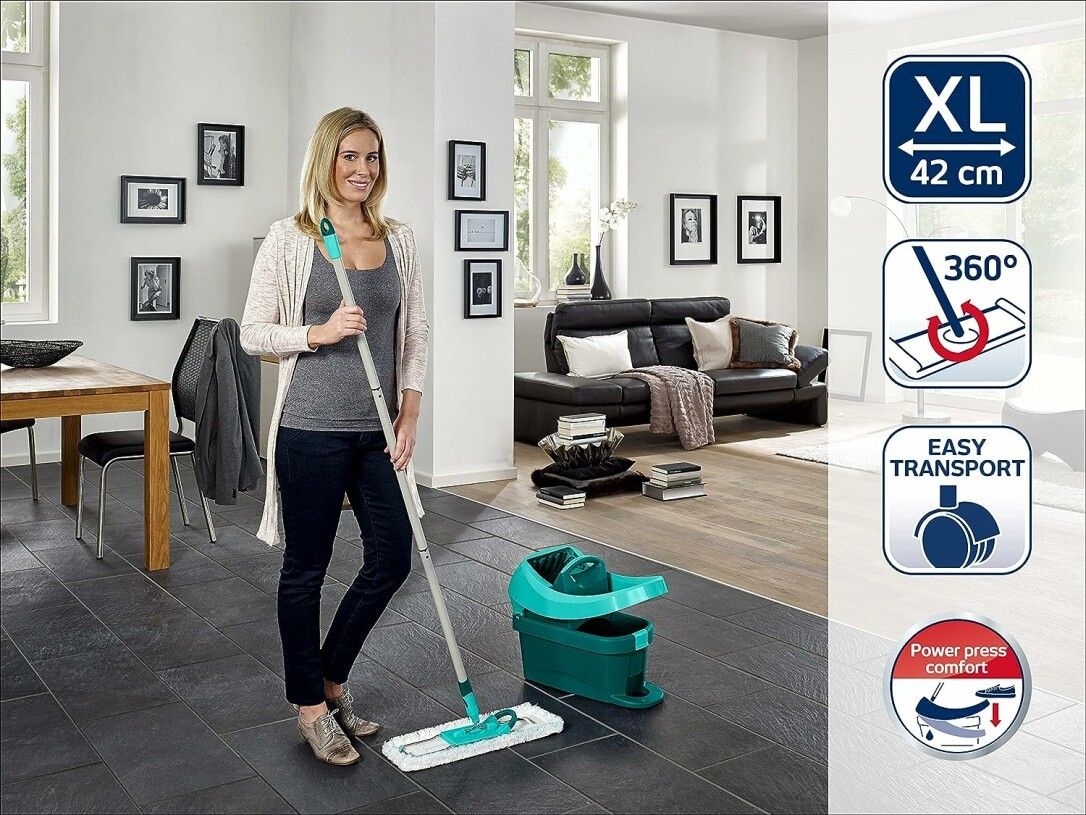Frau mit Wischmopp in einem Raum. Der Wischmopp-Set steht auf dem Boden. Enthält Symbole für XL, 360°, Easy Transport und Power Press Comfort.