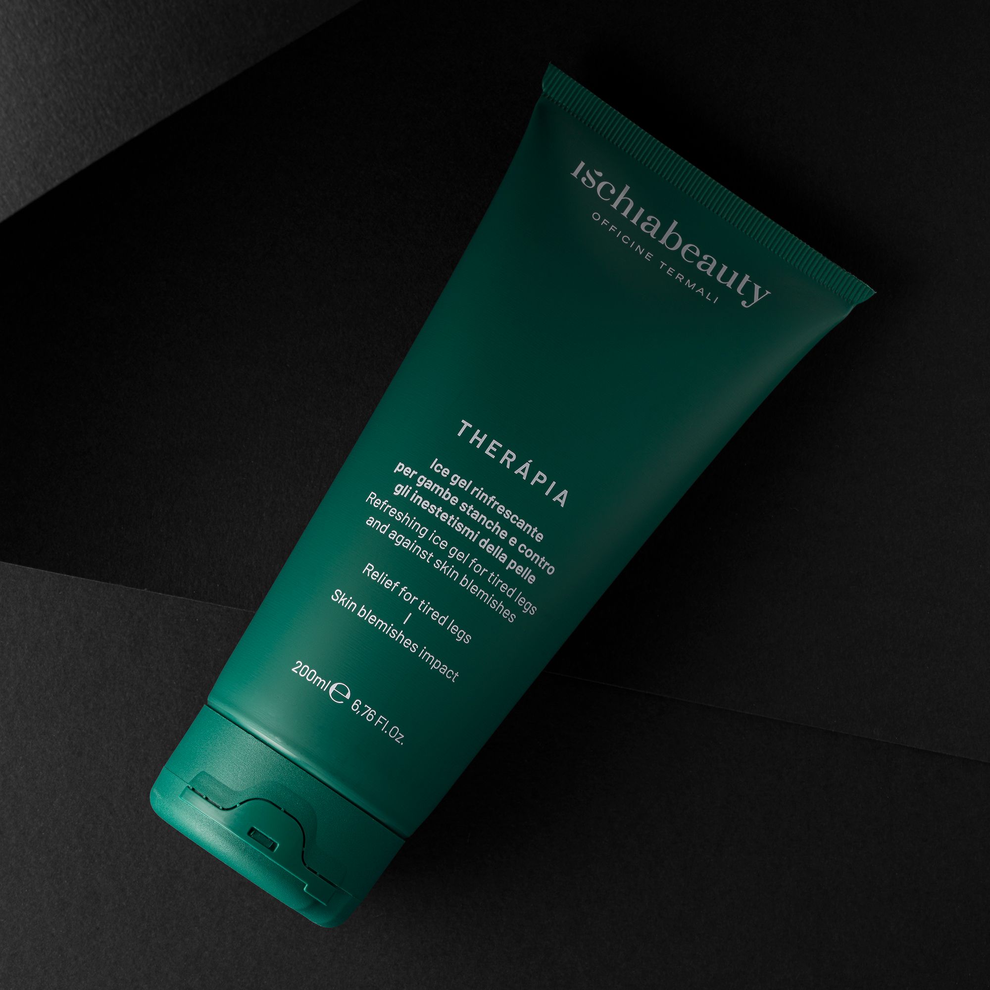 Grüne Tube mit Text. Schriftzug: ischiabeauty. Produktname: THERAPIA. Text in Italienisch und Englisch. 200ml.