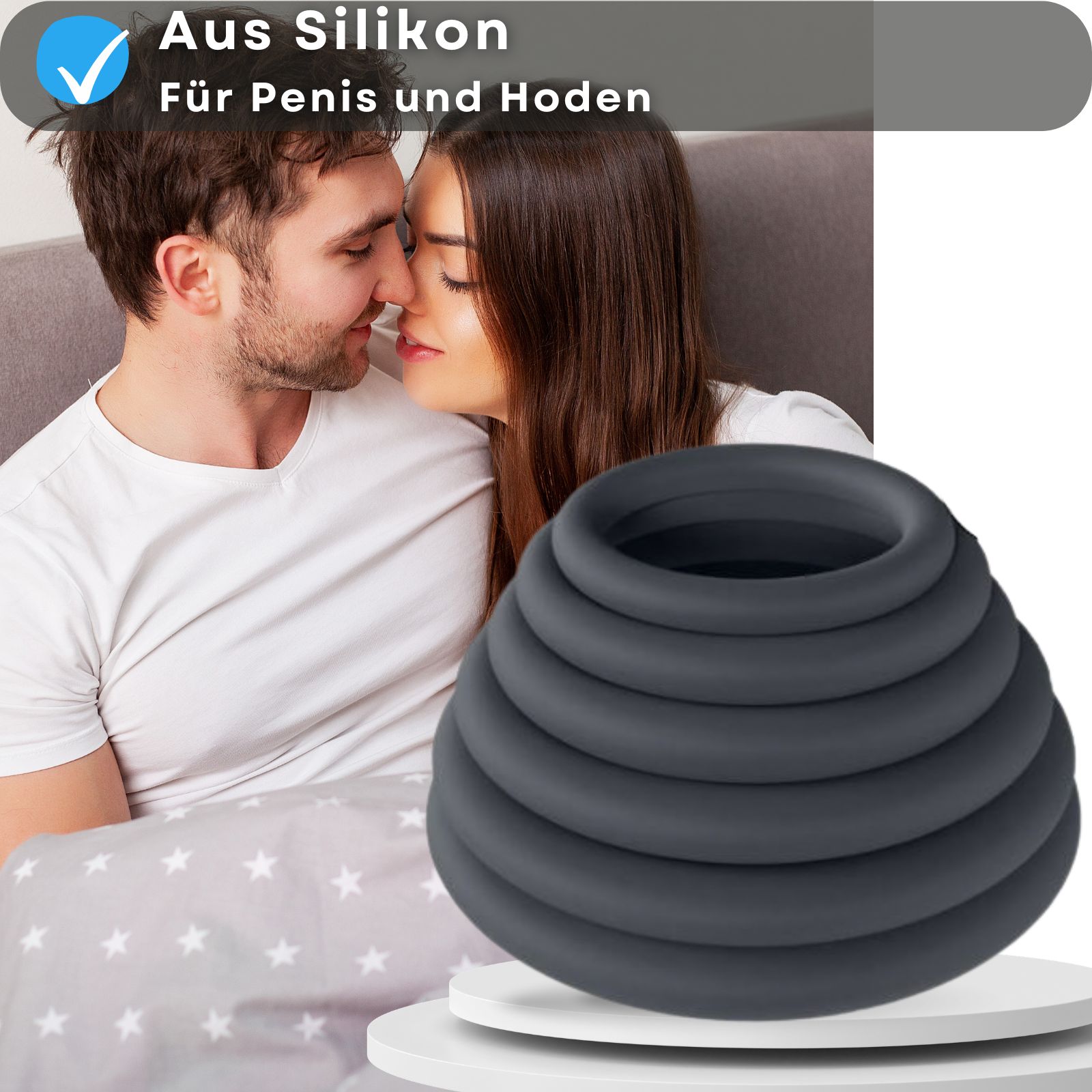 Grauer Silikonring-Turm. Text: Aus Silikon, für Penis und Hoden. Paar im Bett.