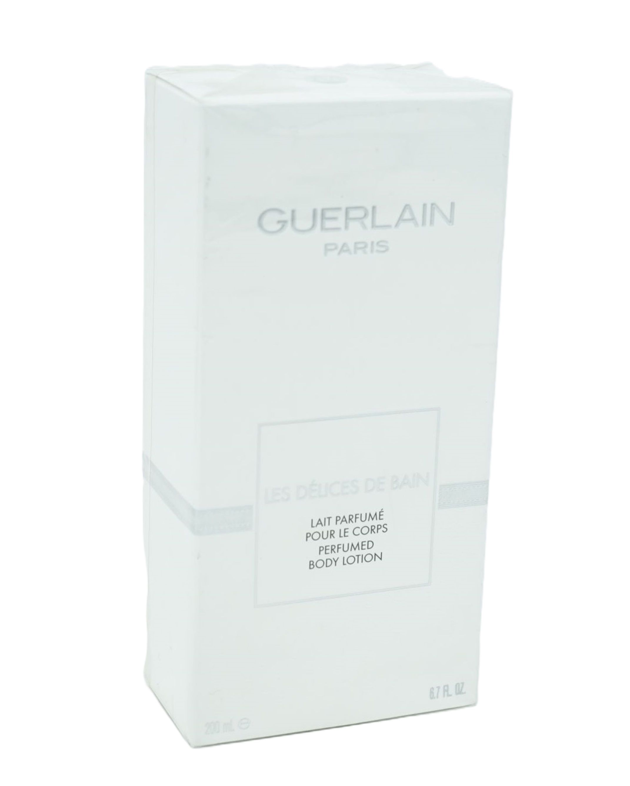 Weiße Verpackung mit Produktbezeichnung und Markennamen Guerlain Paris. Aufschrift: Les Delices de Bain, Lait parfumé pour le corps, Body Lotion.