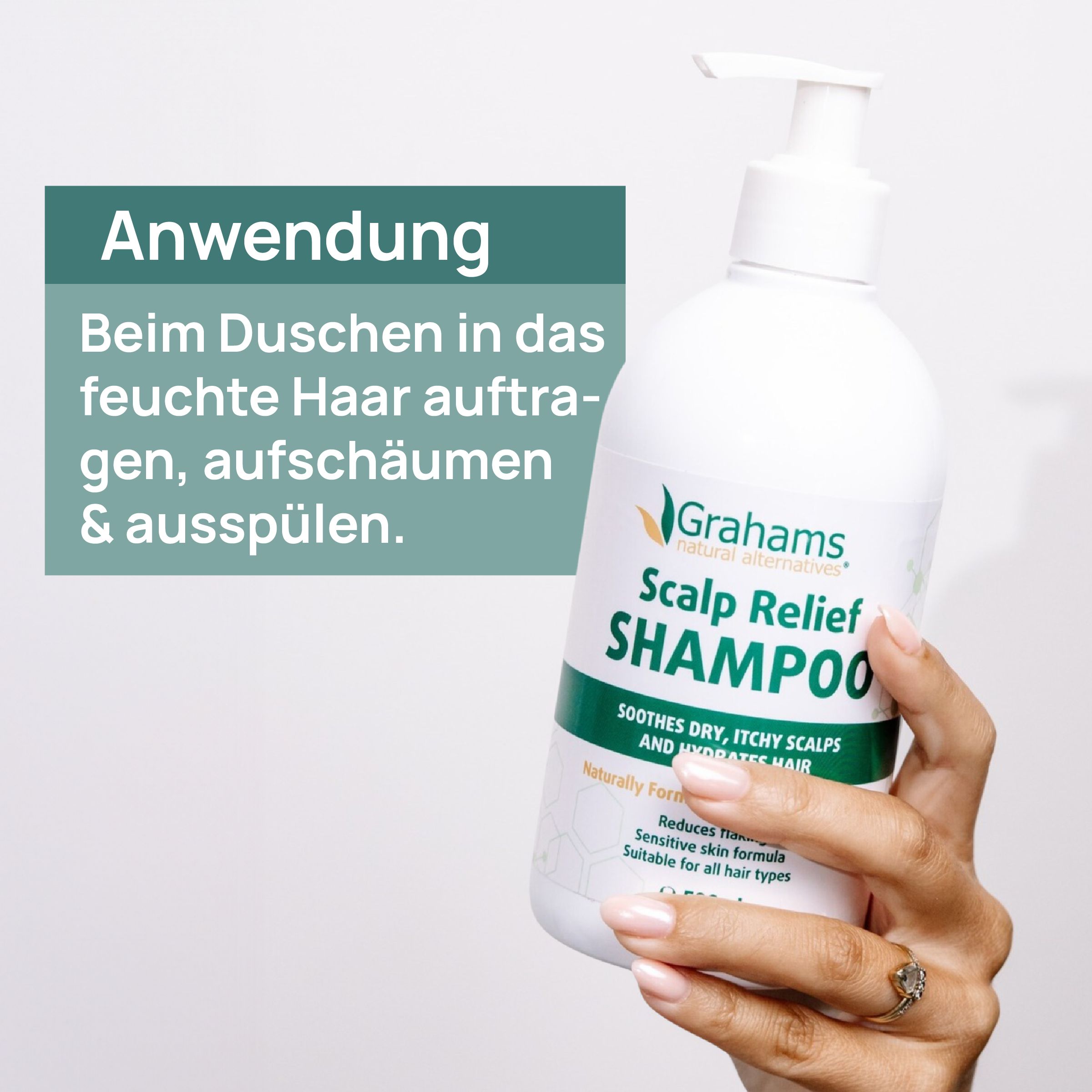 Weißes Shampoo-Flakon mit Pumpe. Text: Scalp Relief Shampoo. Anwendung: Auf feuchtes Haar auftragen, aufschäumen und ausspülen.