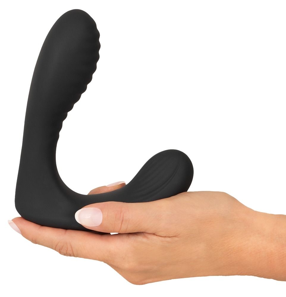 Schwarzer, U-förmiger Plug, geriffelte Oberfläche, in Hand gehalten. Glatte Oberfläche.