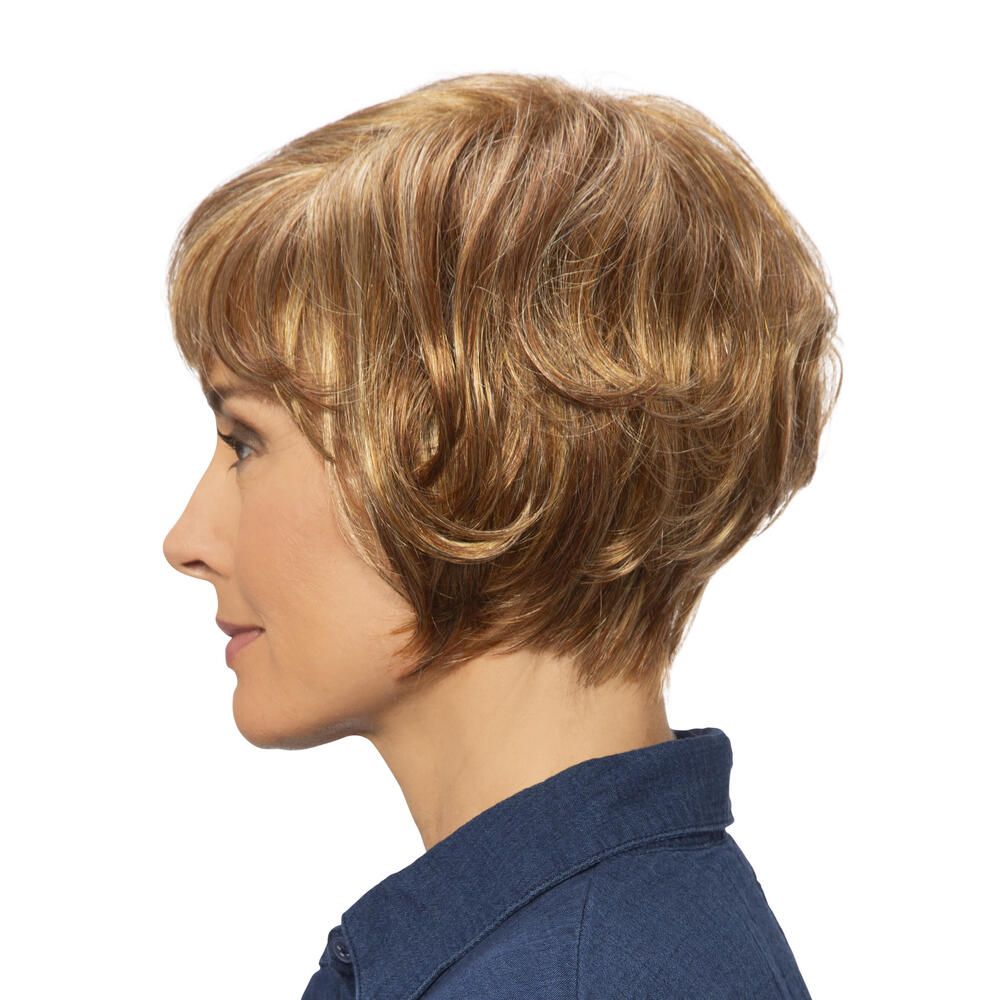 Perücke Rosalie von trendhair. Kurze, blonde Kunsthaarperücke mit Pony. Seitenansicht einer Frau.