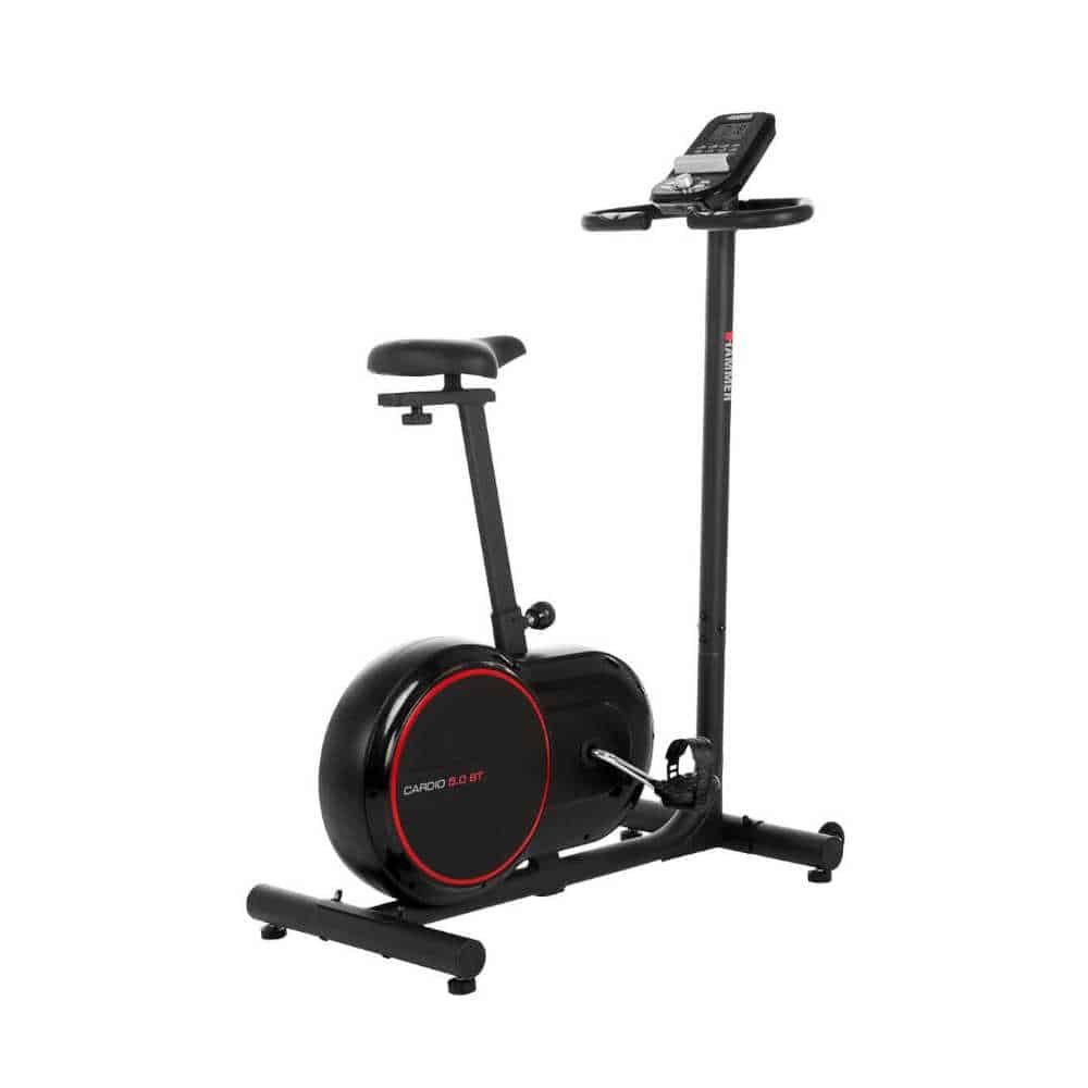 Schwarzer Heimtrainer mit rotem Akzent. Sitz, Lenker und Display. Cardio 5.0 Schriftzug.