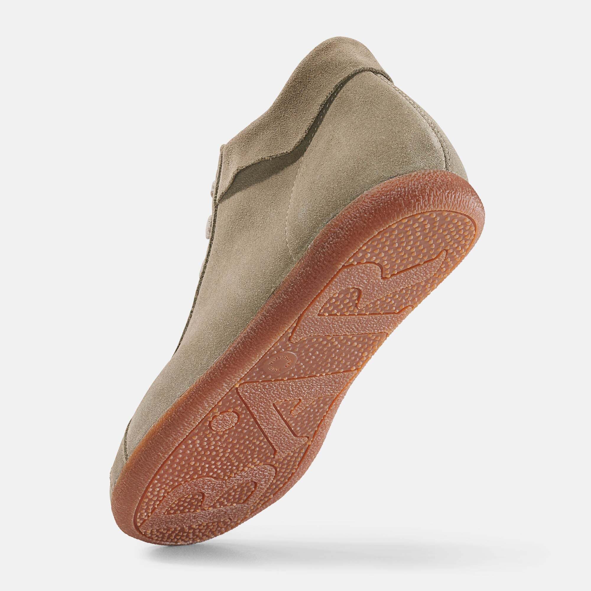Rückansicht einer beigen Wildleder-Stiefelette mit Gummisohle.
