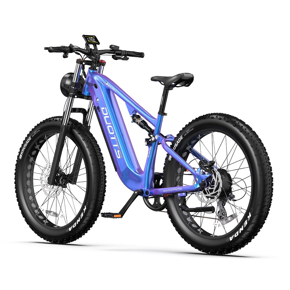 E-Mountainbike DUOTTS E26, blau-violett. Schwarze Reifen, DUOTTS-Logo. Scheinwerfer, Federung, Sattel. Kenda-Reifen.