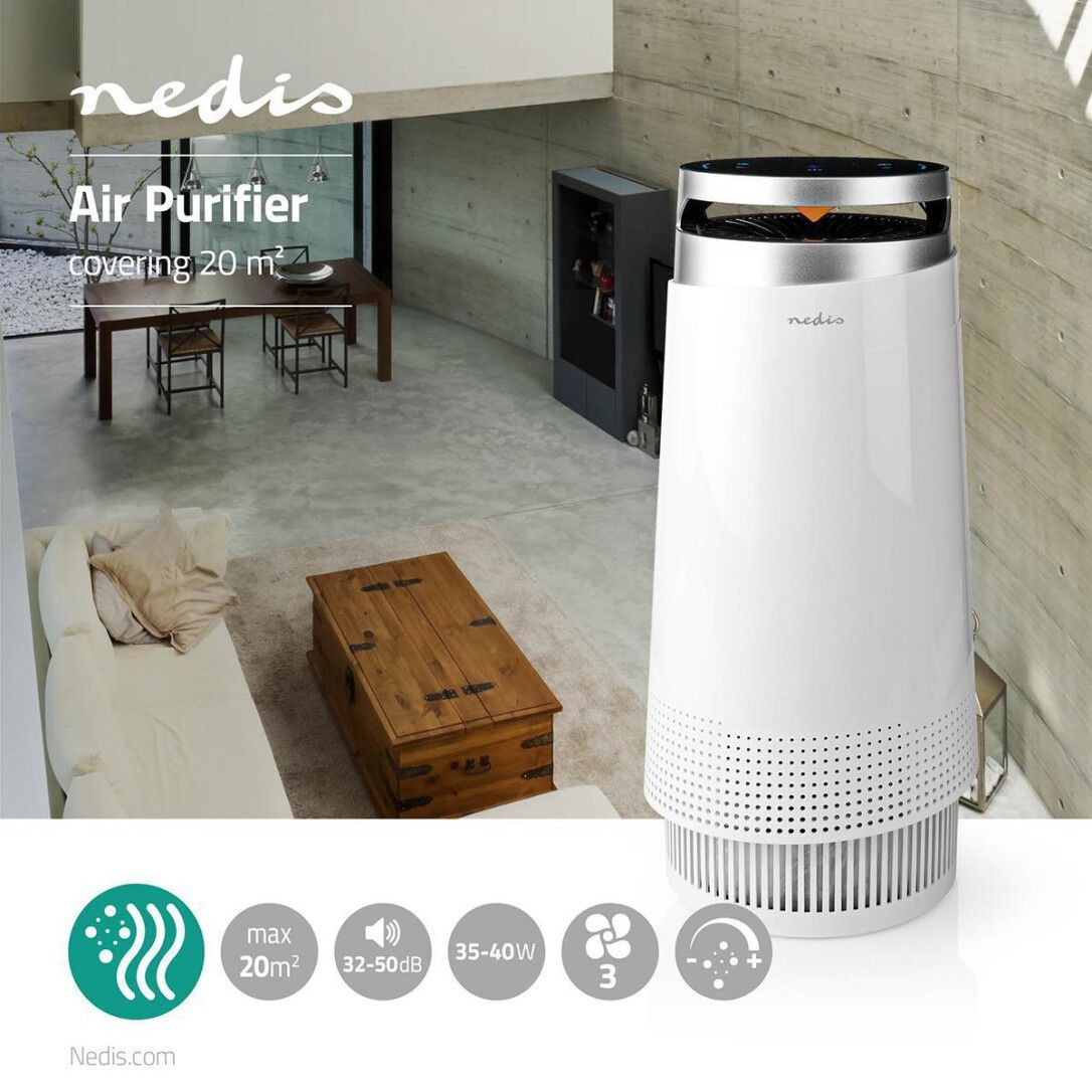 Weißer Luftreiniger mit silbernem Oberteil. Aufschrift: Air Purifier covering 20 m². Im Hintergrund: Wohnzimmer mit Möbeln.