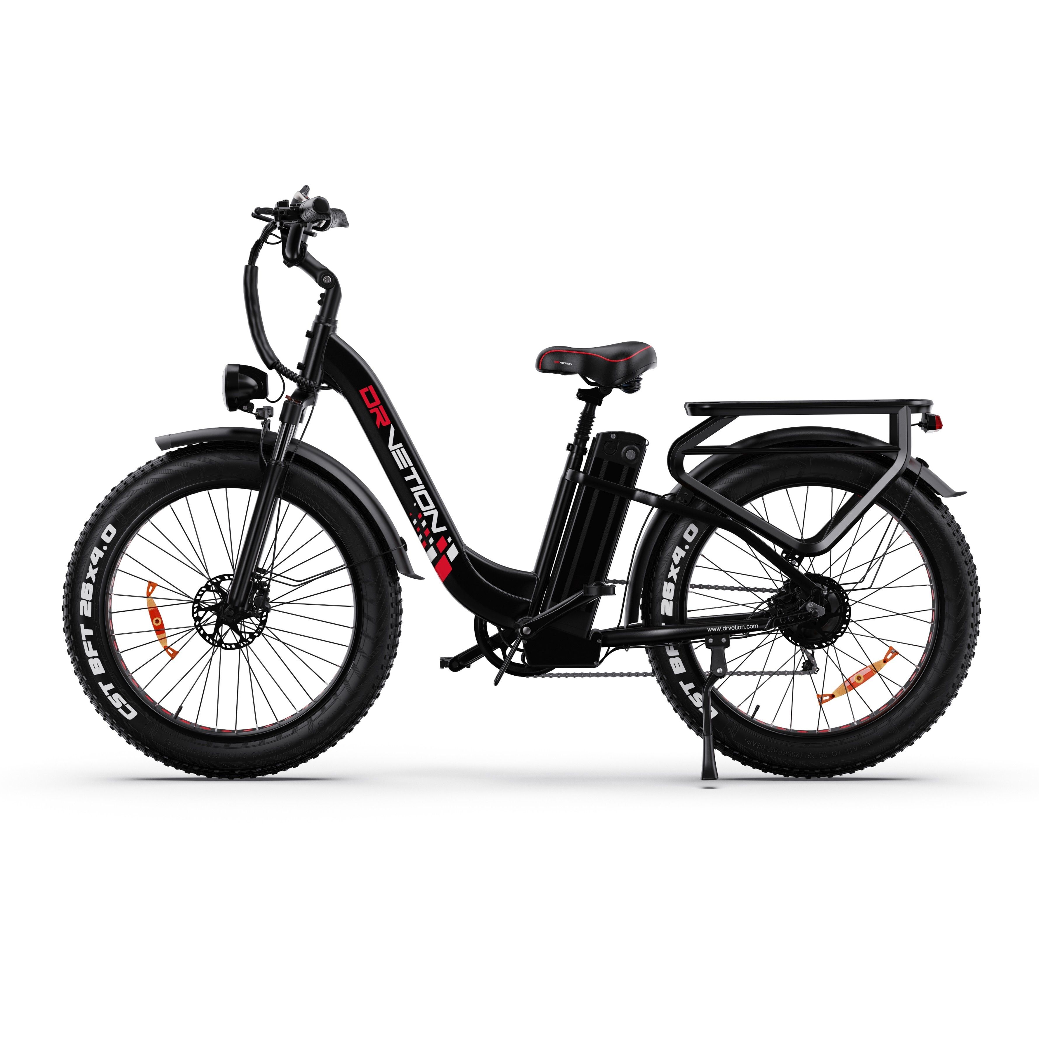 Schwarzes E-Bike mit roten Akzenten. Breitreifen, Gepäckträger, Scheinwerfer und Sattel. DRVETION-Logo.