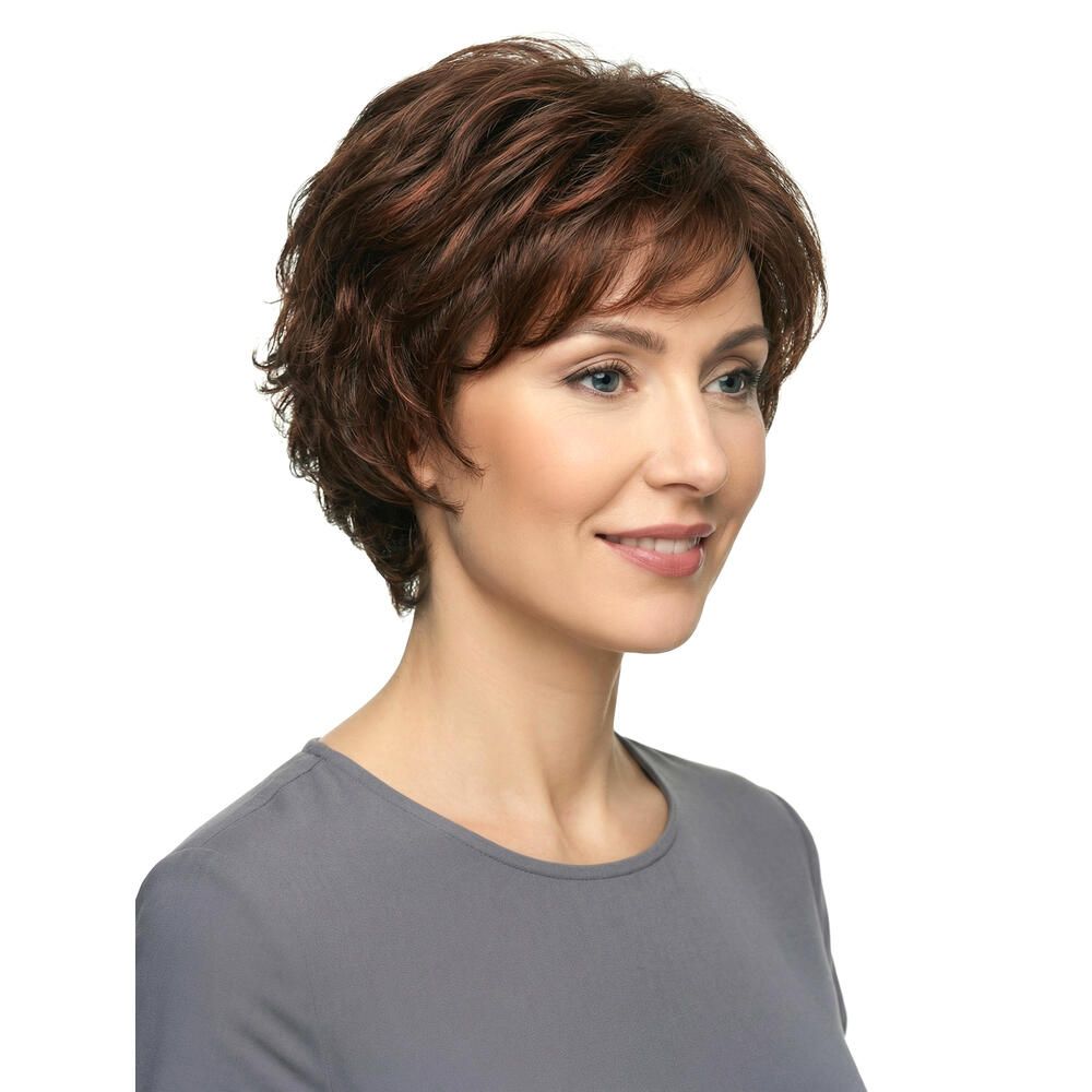 Kurzhaarperücke, braun, mit Locken, auf einer Frau. Die Frau trägt ein graues Oberteil und lächelt.