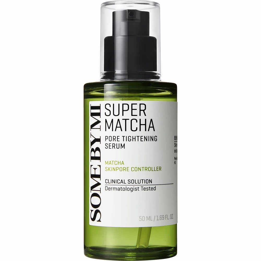 Grüne Serumflasche mit schwarzem Pumpkopf. Text: Super Matcha Pore Tightening Serum. Dermatologisch getestet.