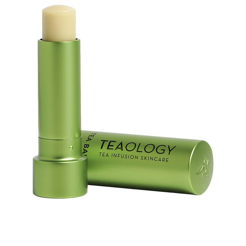 Grüner Lippenbalsam von Teaology. Der Deckel liegt daneben. Auf dem Deckel steht Tea Balm und Tea Infusion Skincare.