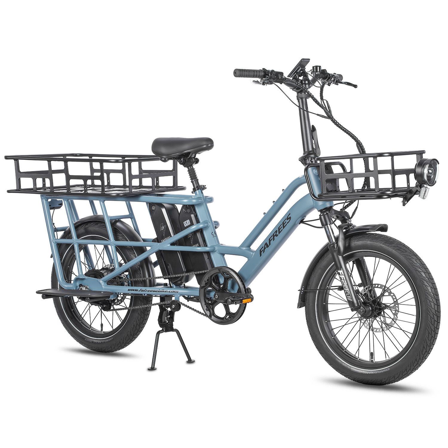 Blaues Cargo-E-Bike mit Körben vorne und hinten. Doppelbatterie, Scheinwerfer, Lenker und Ständer sichtbar.