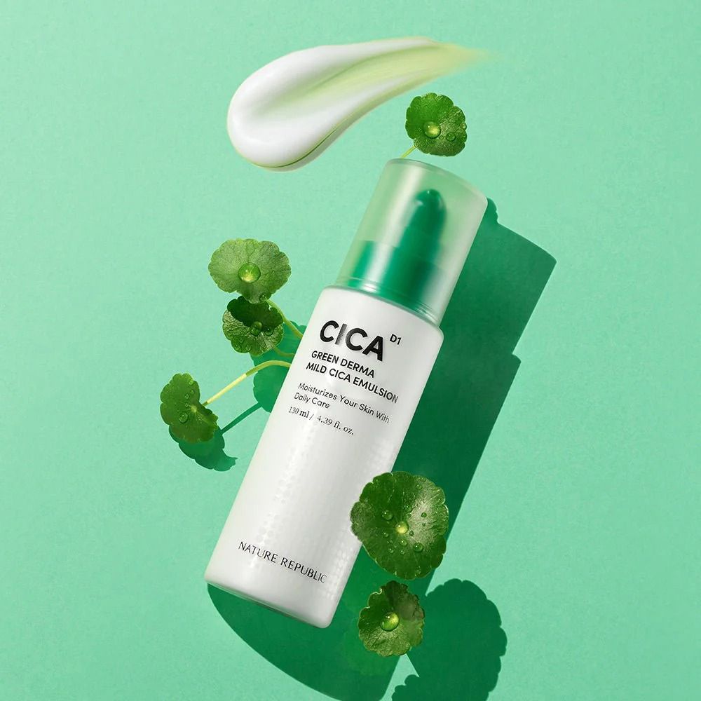 Weiße Flasche mit grünem Pumpkopf. Beschriftung: CICA, GREEN DERMA MILD CICA EMULSION, NATURE REPUBLIC. Produkt und Kleckse vor grünem Hintergrund.