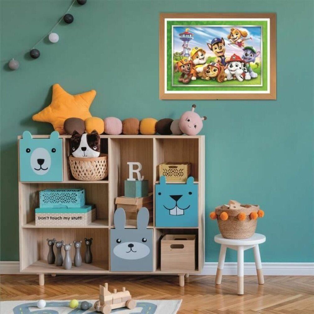 Fertiges Paw Patrol Puzzle in einem Holzrahmen. Abgebildet sind die Paw Patrol Charaktere. Auf einem Regal platziert.