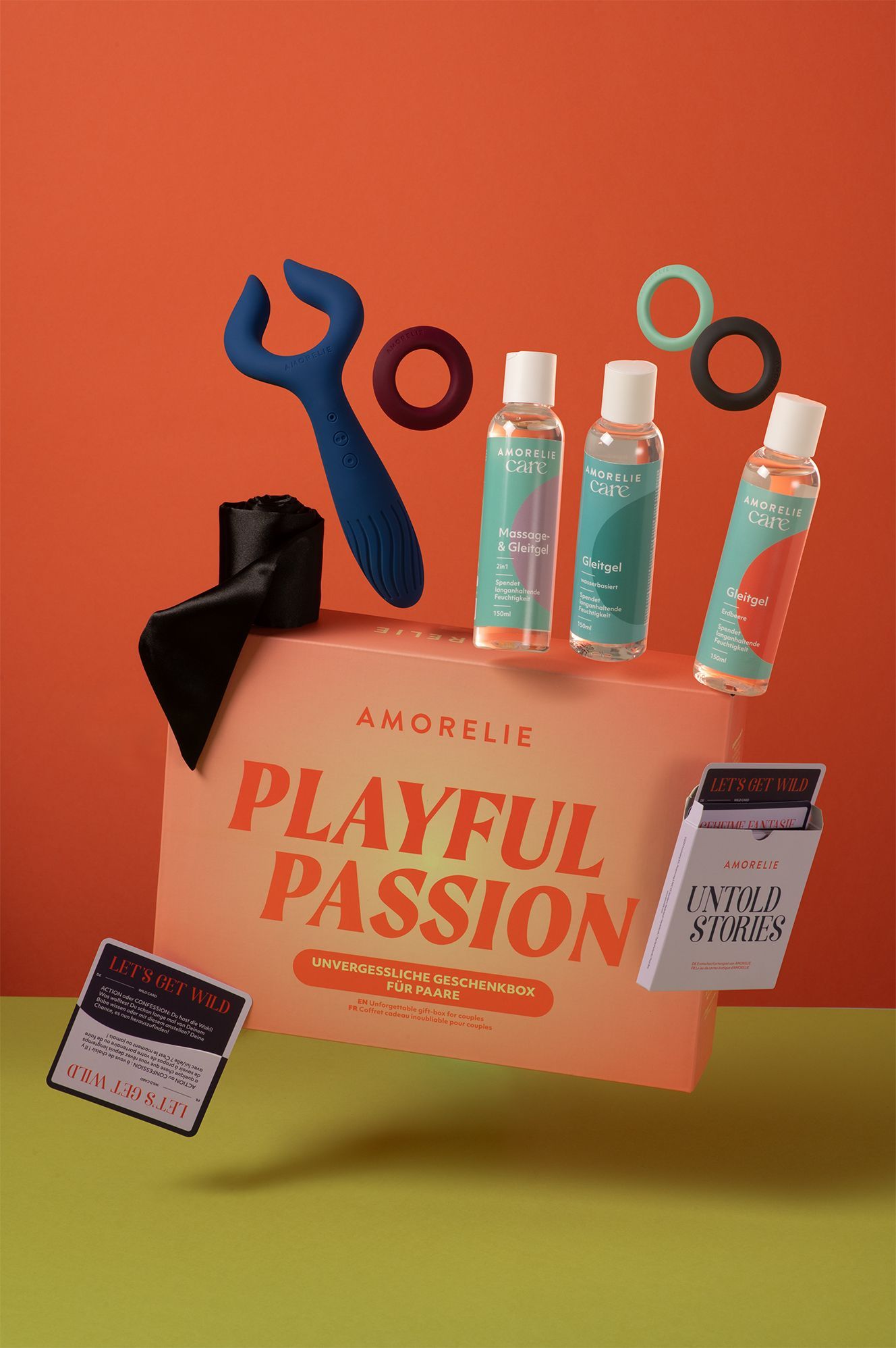 Geschenkbox »Playful Passion« mit Vibrator, Gleitgel, Ringe und Zubehör. Verpackung mit Schriftzug AMORELIE.