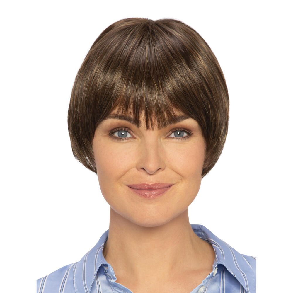Kurzhaarperücke in Braun mit Pony. Gezeigt an einer Frau. Vorderansicht.