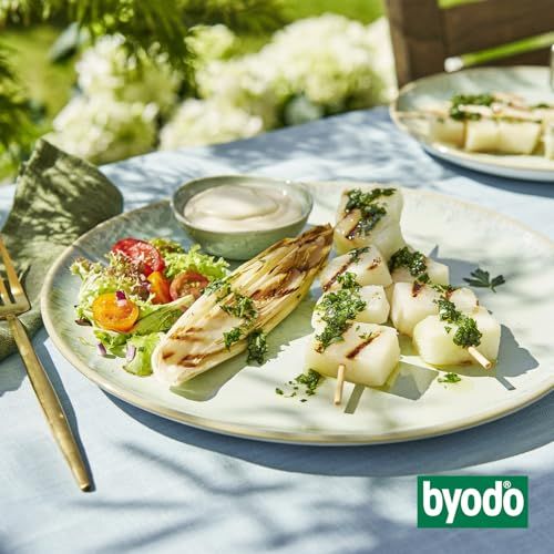 Gegrillter Chicorée und Spieße mit Dip und Salat, garniert mit Kräutern.