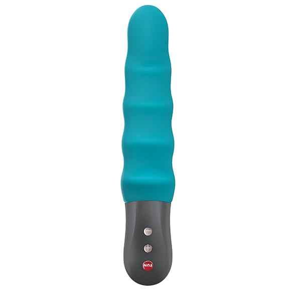 Türkis-grauer Vibrator mit wellenförmiger Oberfläche und Bedienknöpfen. Rotes Logo am unteren Ende.