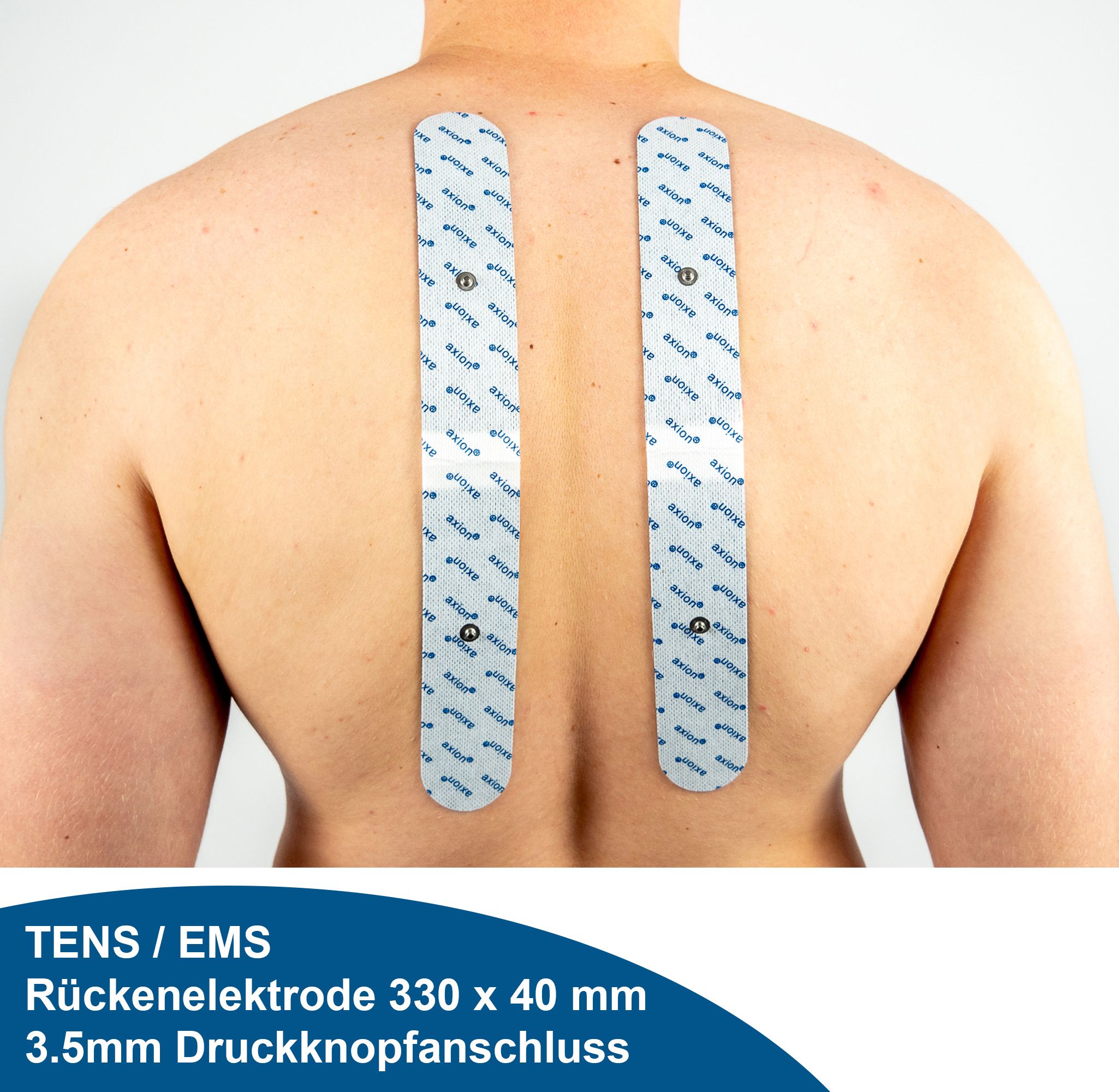 Rückansicht einer Person mit zwei axion® Rückenelektroden auf dem Rücken. Text: TENS/EMS Rückenelektrode 330 x 40 mm 3.5mm Druckknopfanschluss.