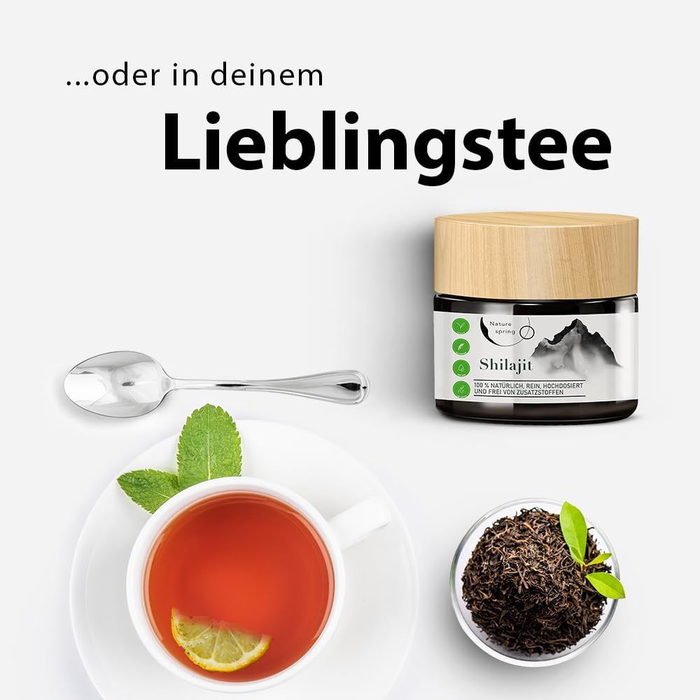 Glas mit Shilajit, Holzdeckel, neben Tasse Tee, Zitrone, Teeblätter und Löffel. Text: ...oder in deinem Lieblingstee.