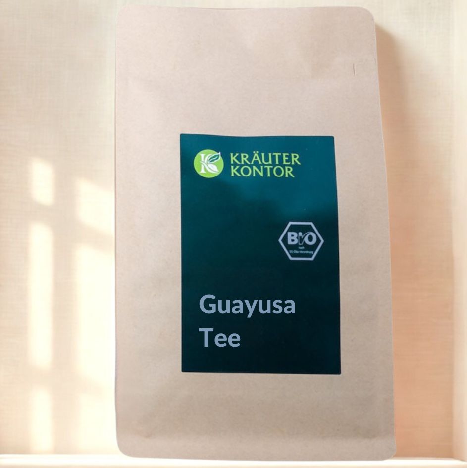 Beutel mit grünem Etikett. Aufschrift: Kräuterkontor, Guayusa Tee. Bio-Siegel.