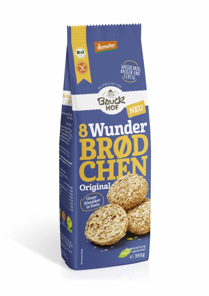 Blaue Verpackung mit "Bauck Hof" und "8 Wunder Brødchen". Enthält Bio- und glutenfreie Kennzeichnungen. Drei Brötchen sind sichtbar.