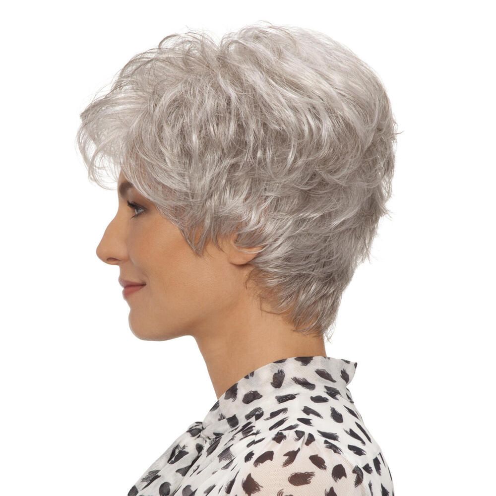 Graue Kurzhaarperücke. Seitenansicht einer Frau mit Perücke. Die Perücke hat welliges Haar.