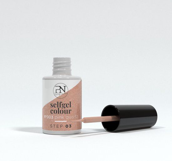 Nagellackflasche mit Pinsel. Aufschrift "selfgel colour" und "Pink Quartz".