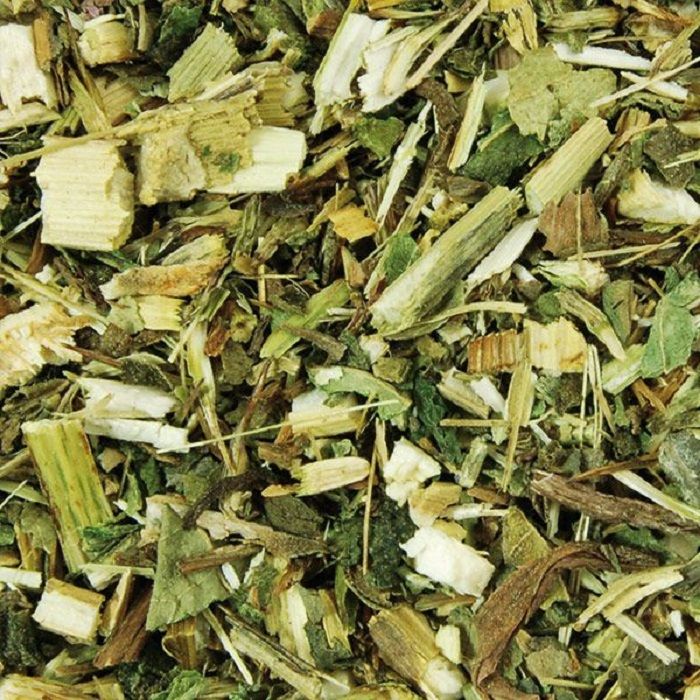 Nahaufnahme von zerkleinerten Kräutern. Verschiedene Grün- und Brauntöne. Blätter, Stängel und kleine Holzstücke.