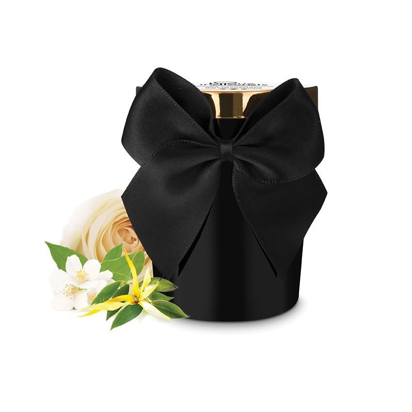 Schwarze Kerze mit Schleife, Deckel und Blumen. Goldener Deckel mit Schriftzug. Produktname: Bijoux Indiscrets.