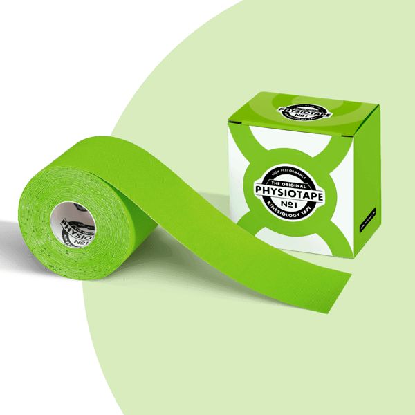 Grünes PhysioTape No.1, Kinesiotape, Rolle und Verpackung. Aufschrift: PhysioTape No.1. Grün-weiße Verpackung.