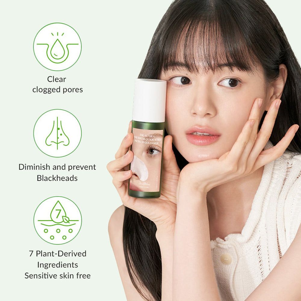 Frau hält eine Flasche Dr. Althea Sebum Cleanser mit Icons für klare Poren und 7 pflanzlichen Inhaltsstoffen.