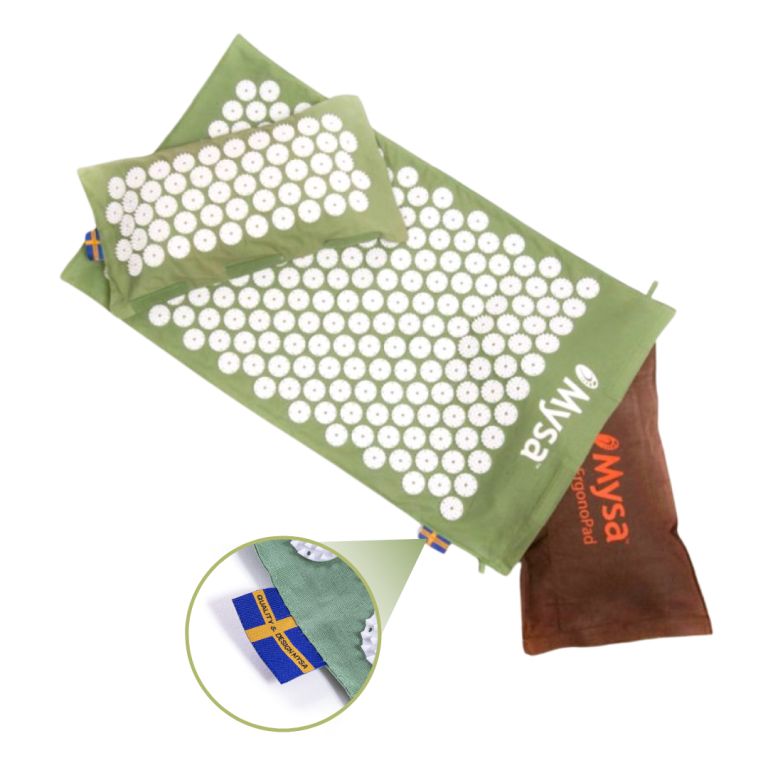 Grünes Akupressur-Set mit Nadeln. Enthält Matte und Kissen. Braune Tragetasche mit Logo.