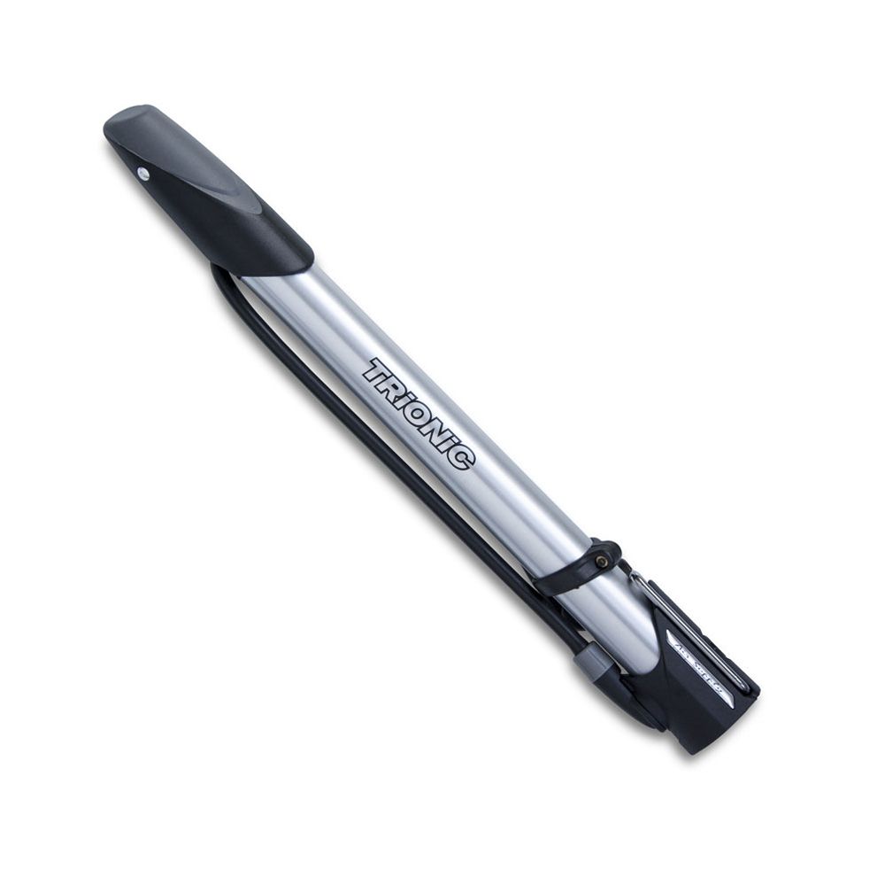 Silberne Luftpumpe mit T-Griff. Schwarzer Griff und Fuß. Schlauch und Trionic-Logo.