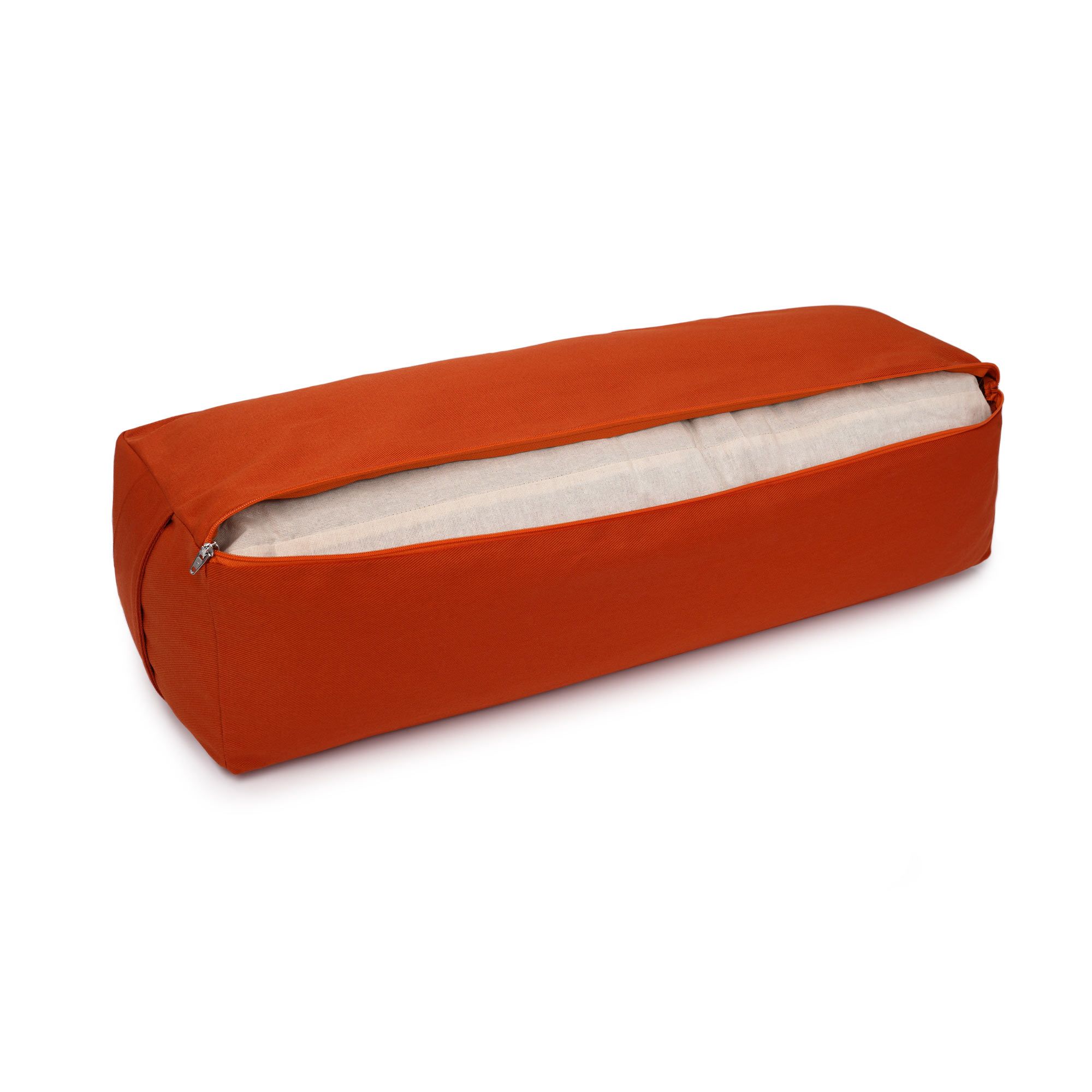 Orangefarbenes Yoga-Bolster mit geöffnetem Reißverschluss, der eine innere Füllung zeigt.