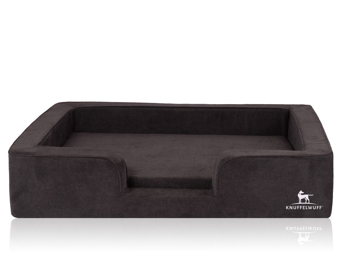 Orthopädisches Hundebett, rechteckig, dunkelbraun mit hellgrauer Liegefläche. Logo: Knuffelwuff. Erhöhte Seiten, niedriger Einstieg.