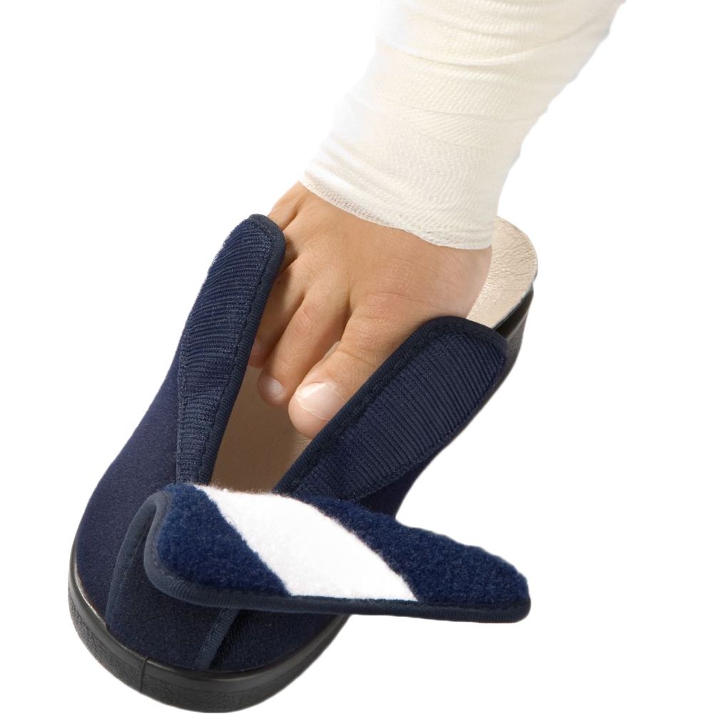 Dunkelblauer Varomed Klettpantoffel "BALI" mit geöffnetem Klettverschluss, der einen Fuß mit Verband zeigt.