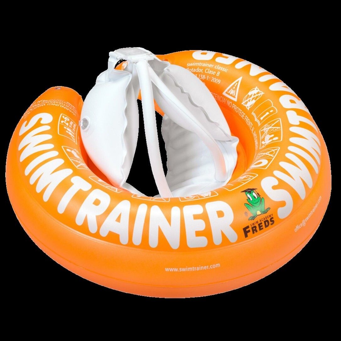 Orangefarbener Schwimmtrainer. Aufschrift: SWIMTRAINER. Innenliegende weiße Elemente. Schwarzer Hintergrund.