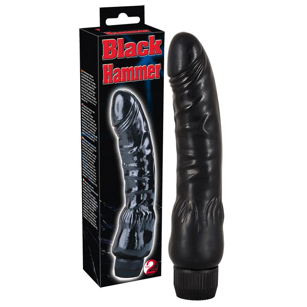 Schwarzer Vibrator und Verpackung. Auf der Verpackung steht „Black Hammer“ in Rot.