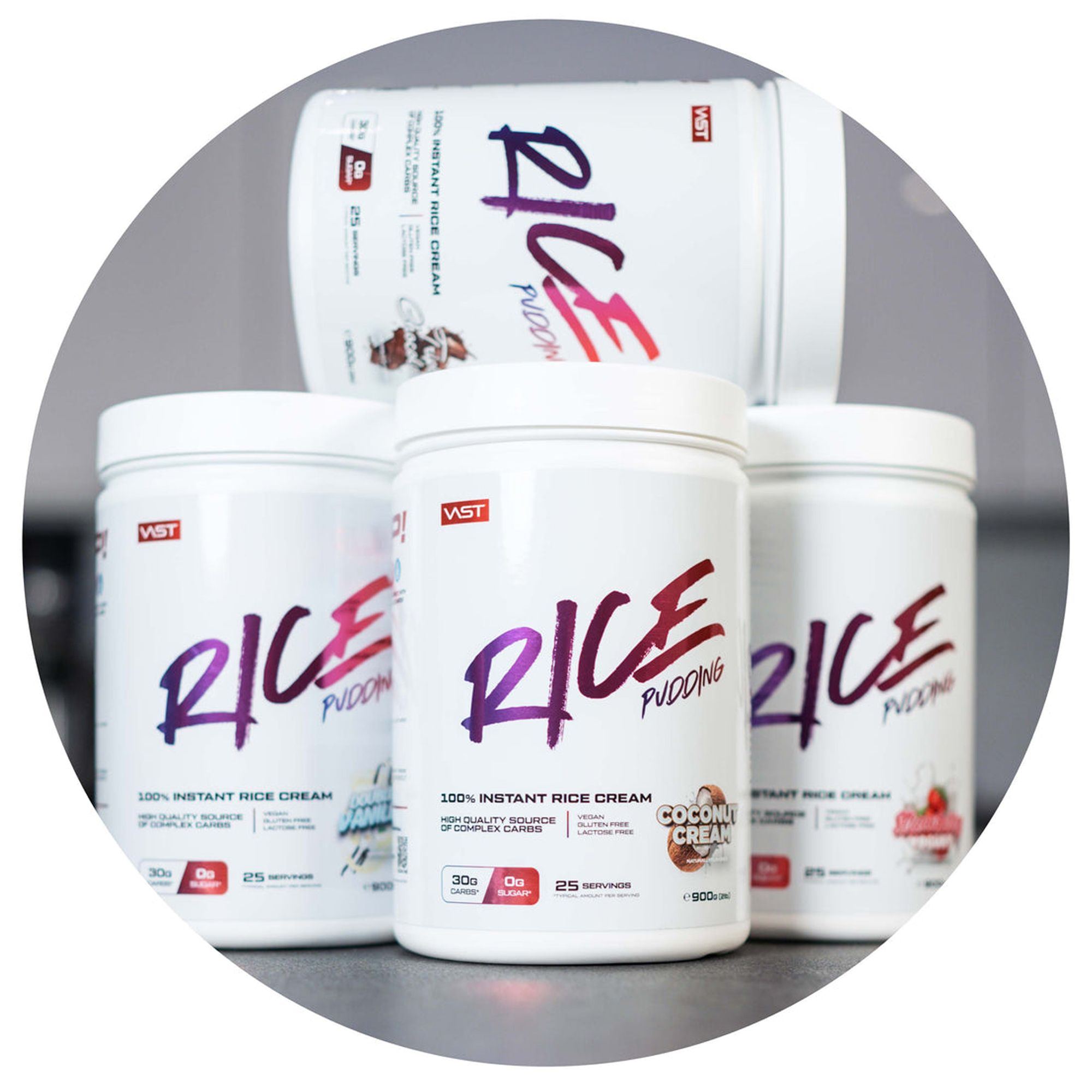 Mehrere weiße Behälter mit "VAST Rice Pudding"-Etiketten. Aufschrift: "100% Instant Rice Cream".