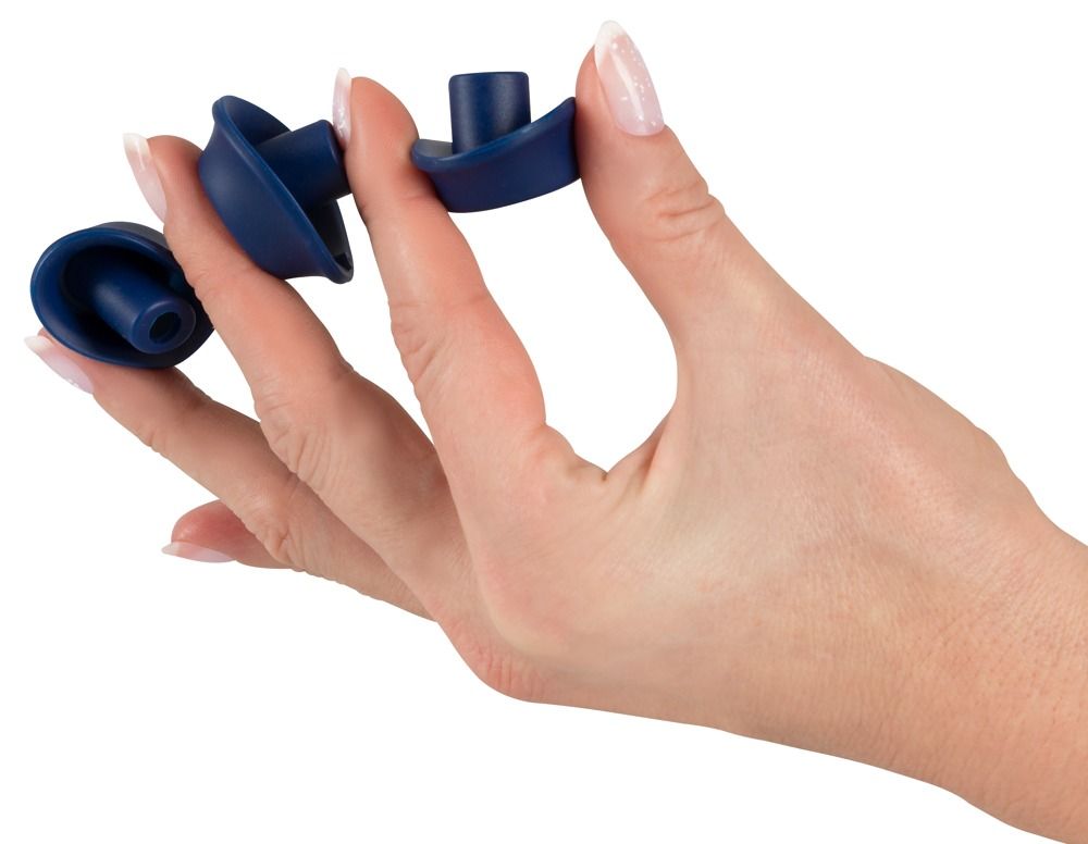 Drei blaue Ersatzköpfe. Eine Hand hält zwei Köpfe, ein weiterer liegt daneben.