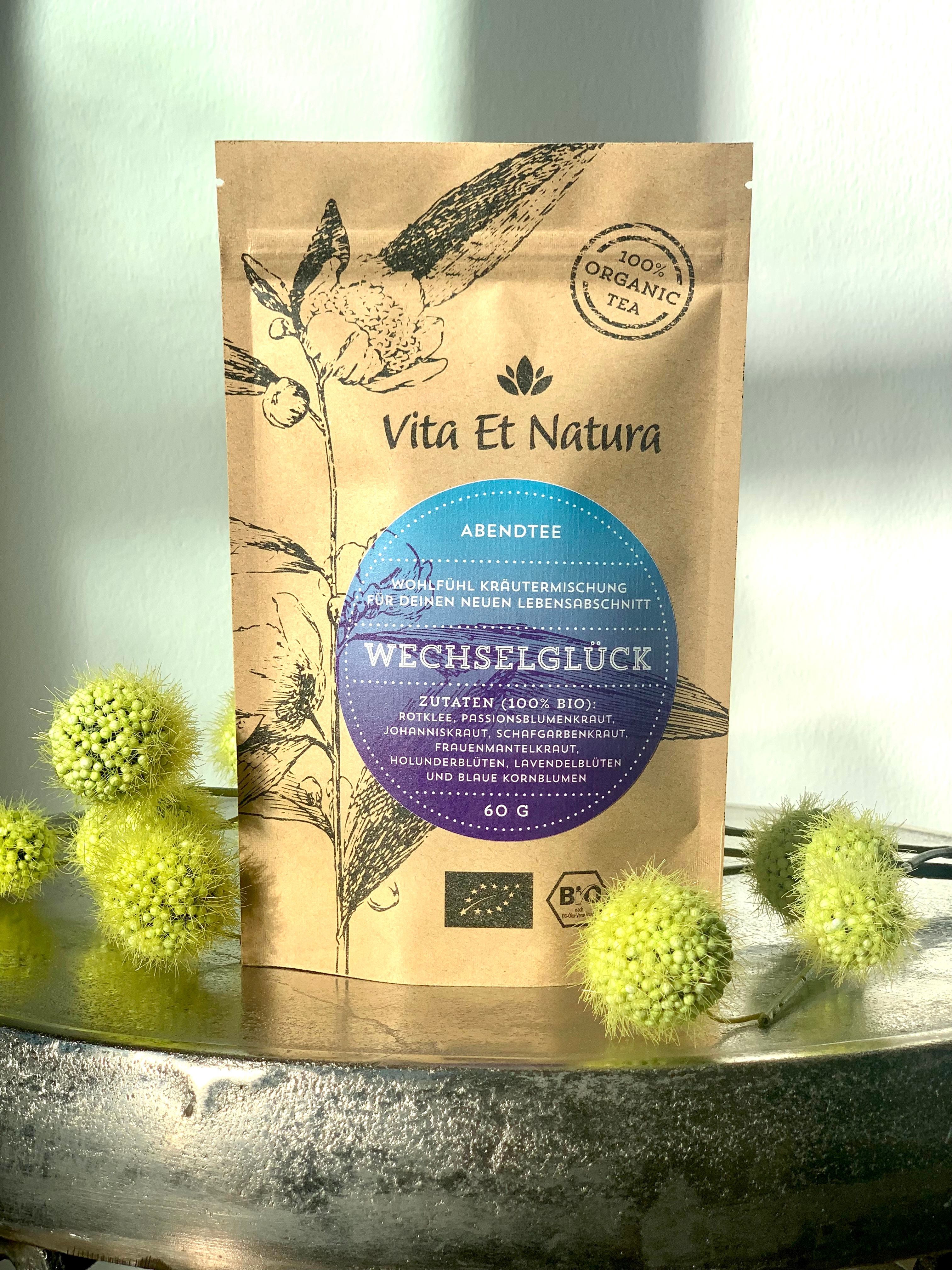 Beutel mit Aufdruck. Text: Abendtee, Wechselglück, Zutaten, 60g. Logo: Vita Et Natura, 100% Organic Tea, Bio-Siegel.