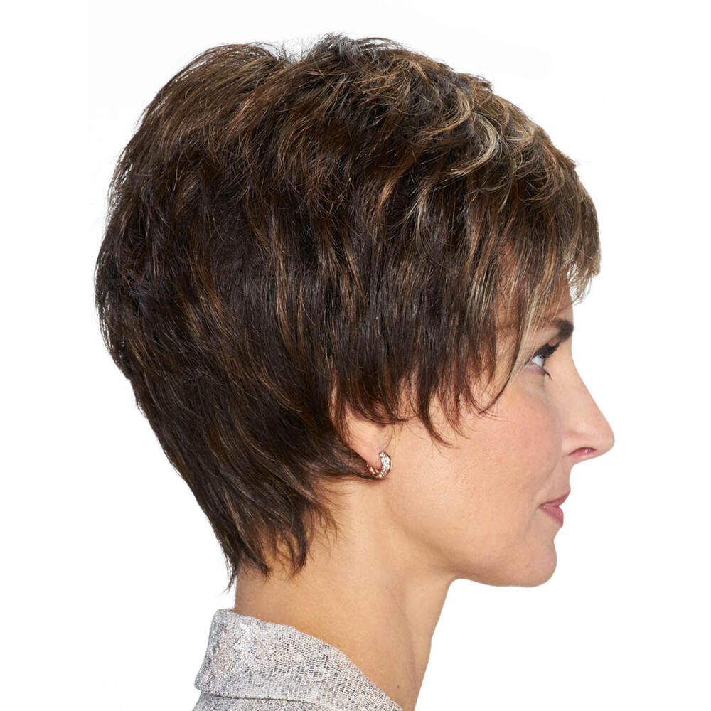 Kurzhaarperücke mit braunen Strähnen. Frau im Profil. Graues Oberteil. Ohrringe.